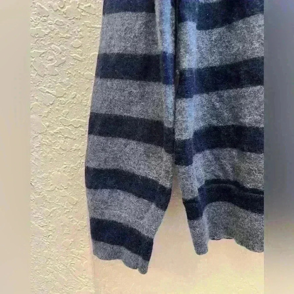 Gap Men's Sweater Grey Striped Size Large 100% Extra Fine Merino Wool - Picture 12 of 12